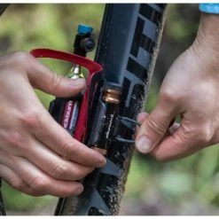 Kit Réparation Tubeless Blackburn Pro Plugger + Cartouche C02 -Shimano Soldes kit reparation tubeless blackburn pro plugger cartouche c02 2